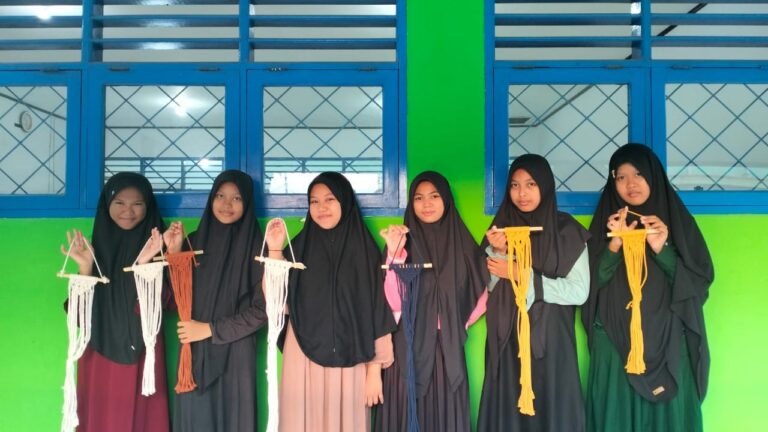 Karya Makrame (d01)